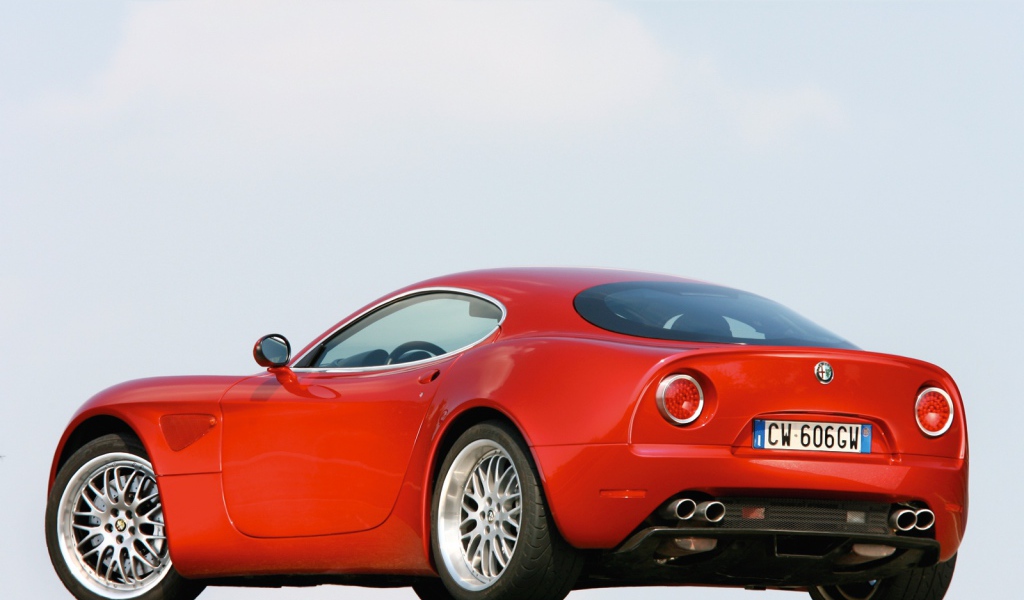 Автомобиль Alfa Romeo 8c competizione на дороге