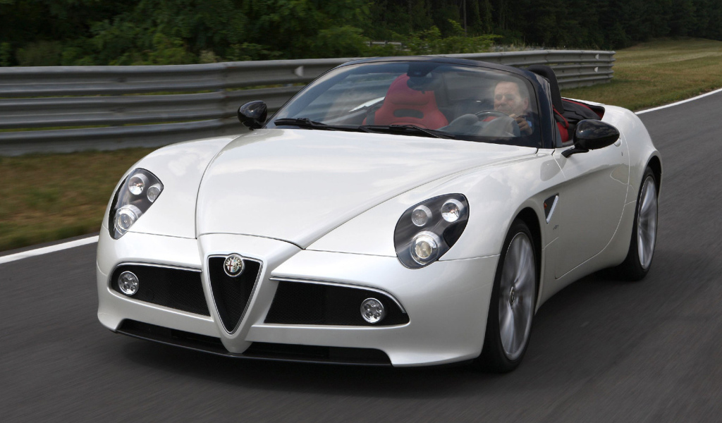 Автомобиль Alfa Romeo 8c spider на дороге