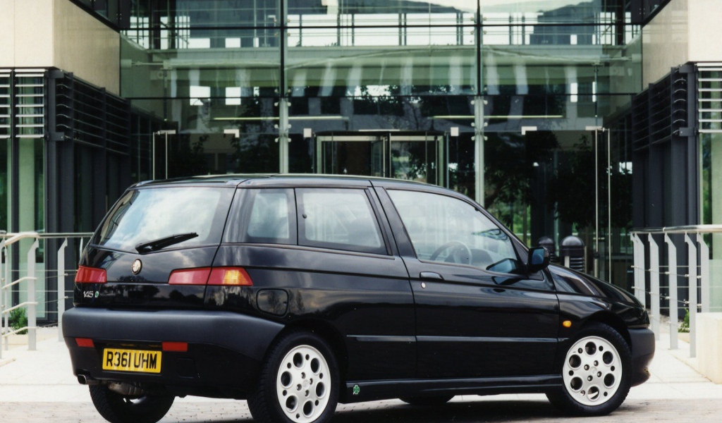 Автомобиль марки Alfa Romeo модели 145