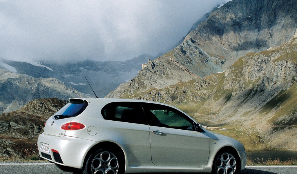 Автомобиль марки Alfa Romeo модели 147