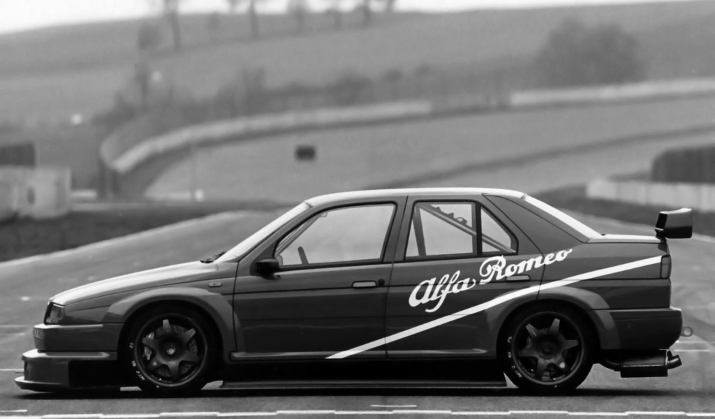 Автомобиль марки Alfa Romeo модели 155