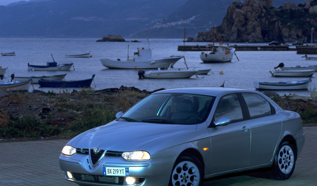 Автомобиль марки Alfa Romeo модели 156