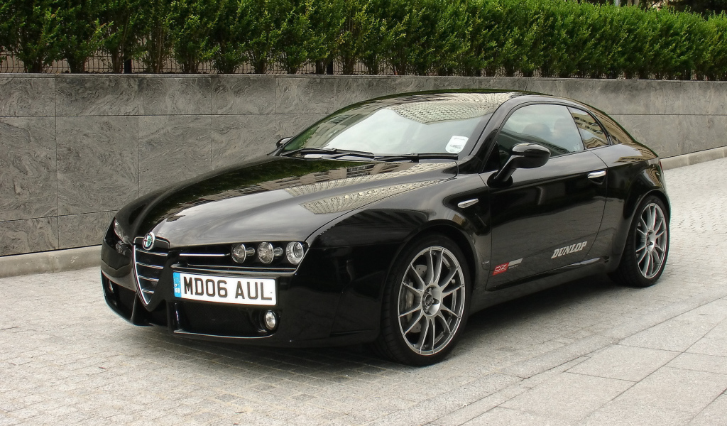 Автомобиль марки Alfa Romeo модели brera