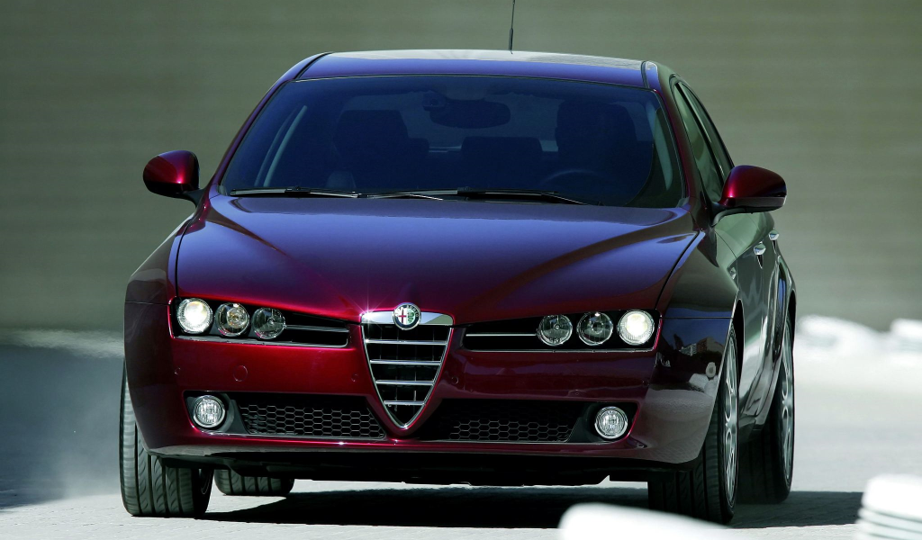 Вишневая Alfa Romeo 159