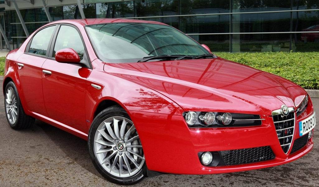 Красная Alfa Romeo 159