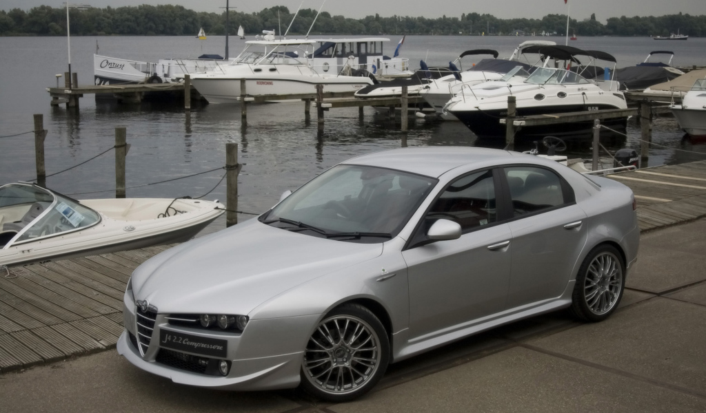 Серебристая Alfa Romeo 159