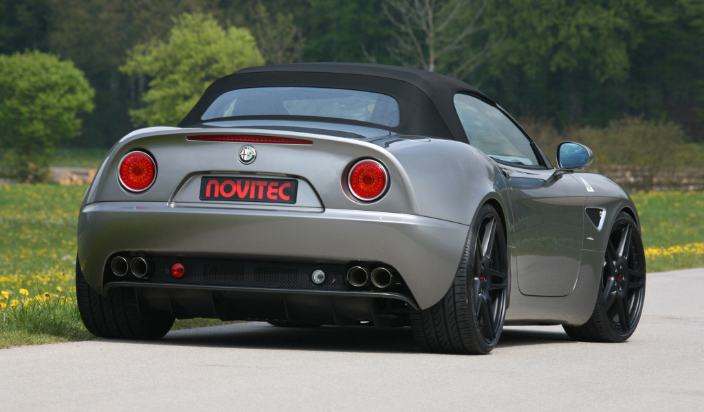 Автомобиль марки Alfa Romeo модели 8c spider