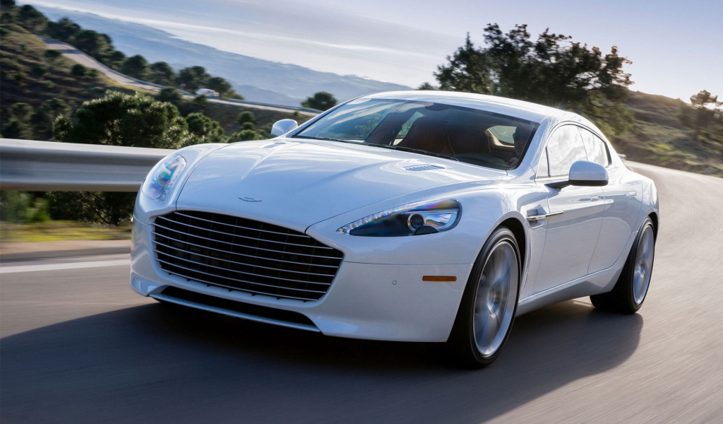 Автомобиль Aston Martin 2014 на дороге