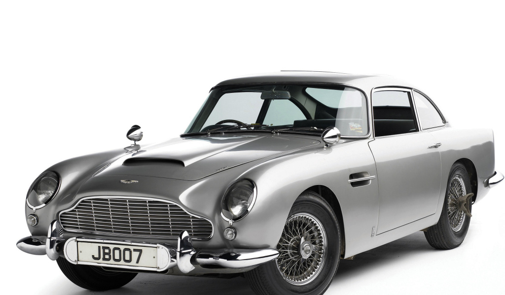 Автомобиль Aston Martin db5 на дороге