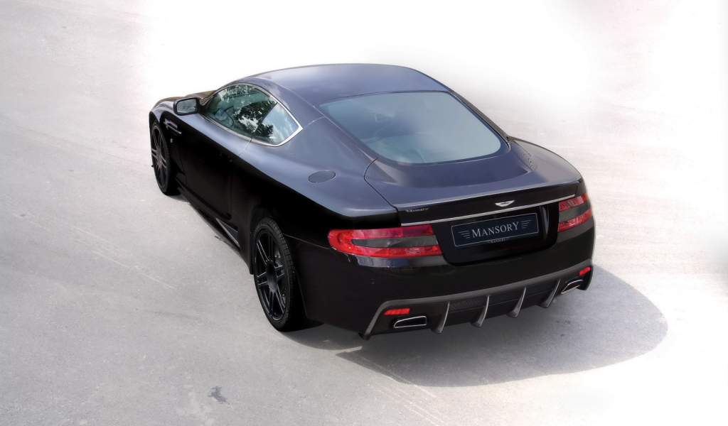 Автомобиль Aston Martin mansory на дороге