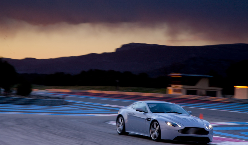 Автомобиль Aston Martin v12 на дороге