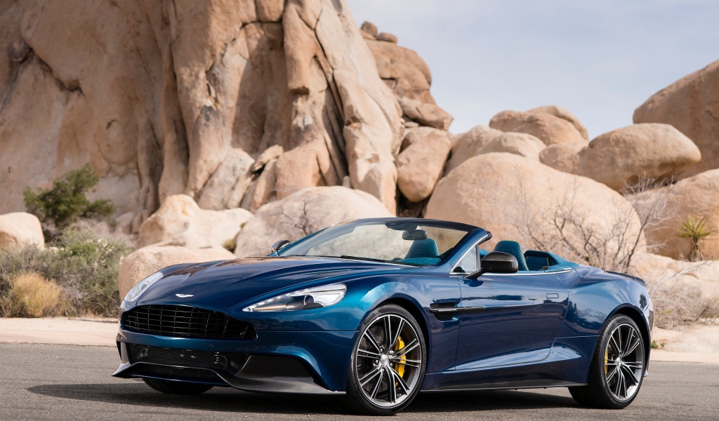 Автомобиль Aston Martin volante на дороге