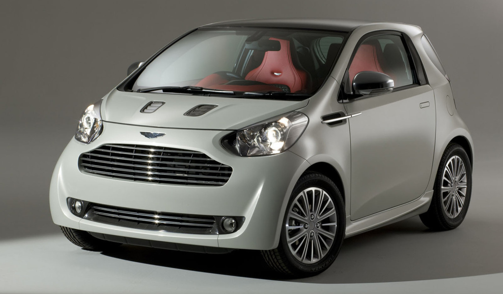 Красивый автомобиль Aston Martin cygnet