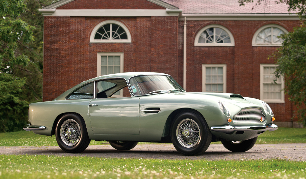 Красивый автомобиль Aston Martin db4