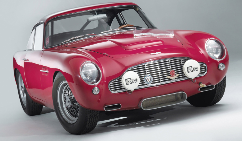 Красивый автомобиль Aston Martin db4 в Москве