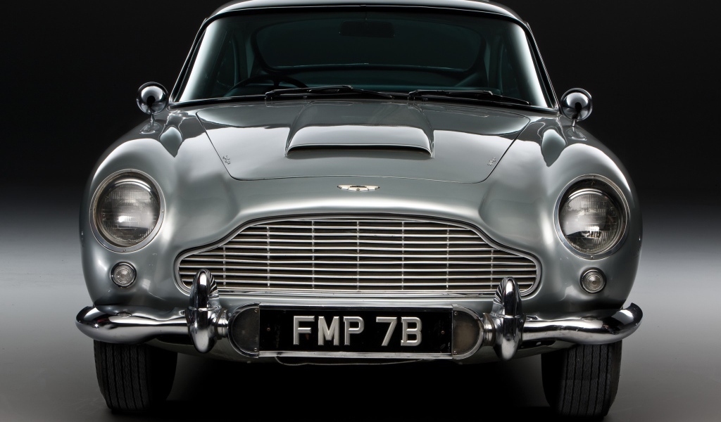 Красивый автомобиль Aston Martin db5