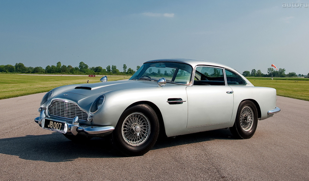 Красивый автомобиль Aston Martin db5 в Москве