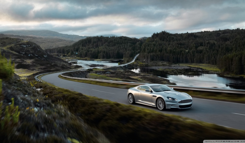 Красивый автомобиль Aston Martin dbs