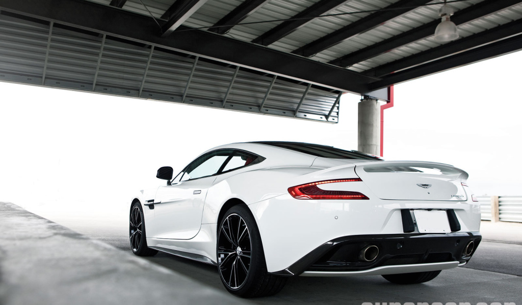 Красивый автомобиль Aston Martin 2014