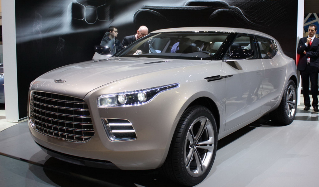 Красивый автомобиль Aston Martin lagonda