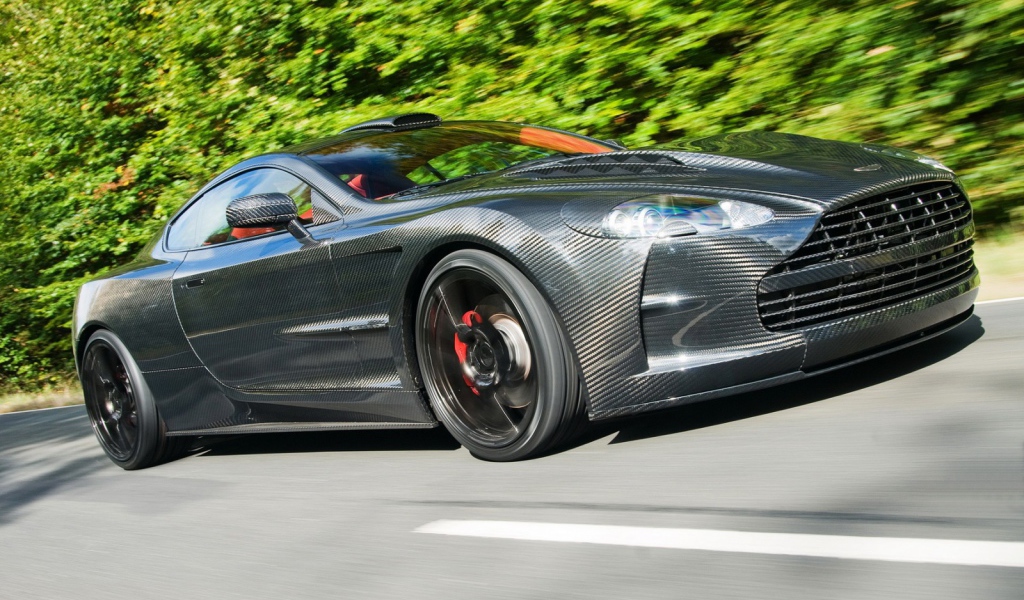 Красивый автомобиль Aston Martin mansory