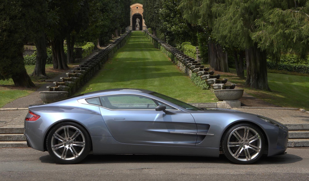 Красивый автомобиль Aston Martin one 77