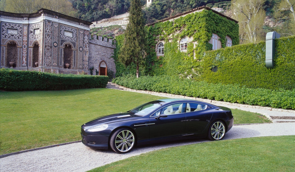 Красивый автомобиль Aston Martin rapide