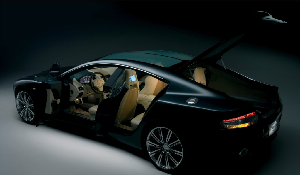 Красивый автомобиль Aston Martin rapide в Москве