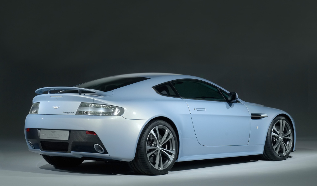 Красивый автомобиль Aston Martin v12
