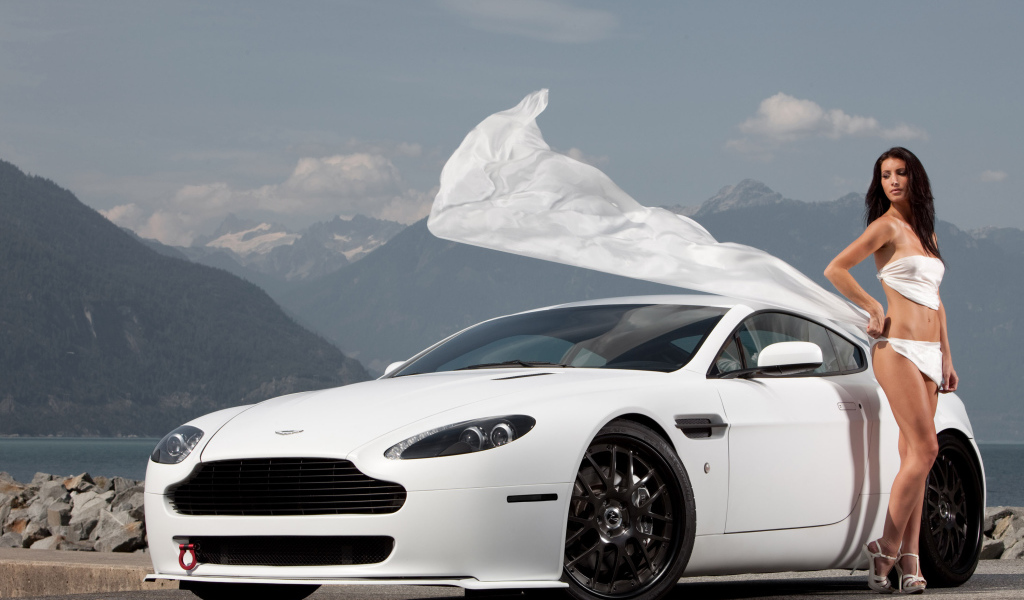 Красивый автомобиль Aston Martin v8 vantage