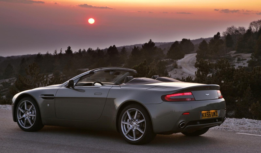 Красивый автомобиль Aston Martin v8 vantage в Москве