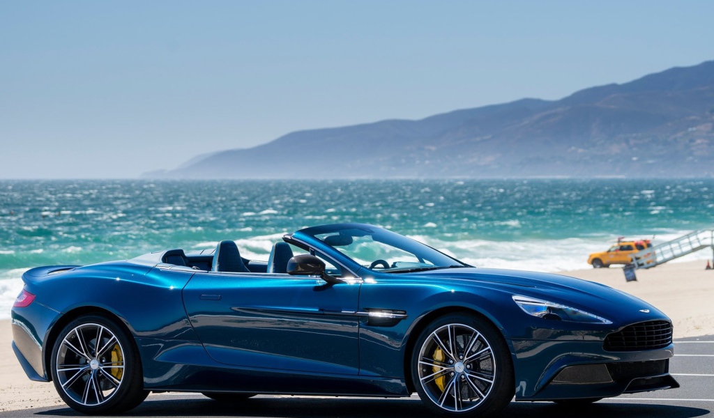 Красивый автомобиль Aston Martinvolante в Москве