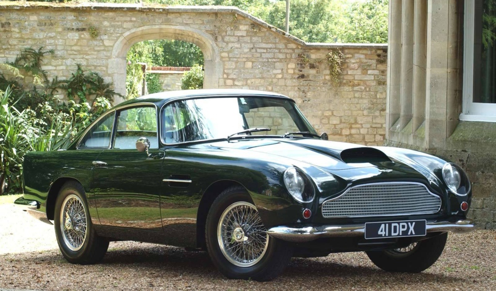 Автомобиль Aston Martin db4 на дороге
