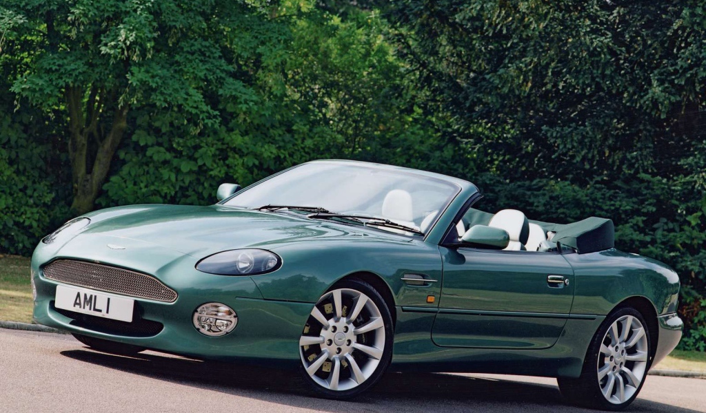 Автомобиль Aston Martin db7 на дороге