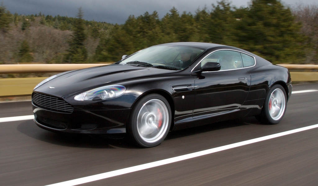 Автомобиль Aston Martin top gear на дороге