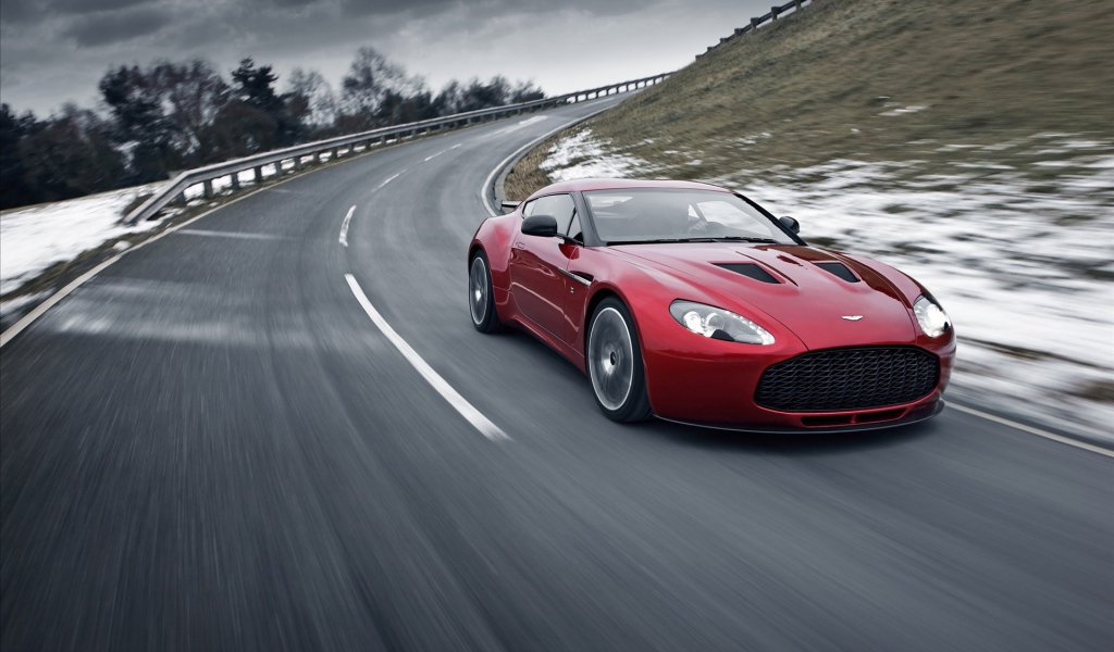 Автомобиль марки Aston Martin модели 2013