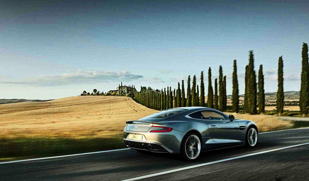 Автомобиль марки Aston Martin модели 2014