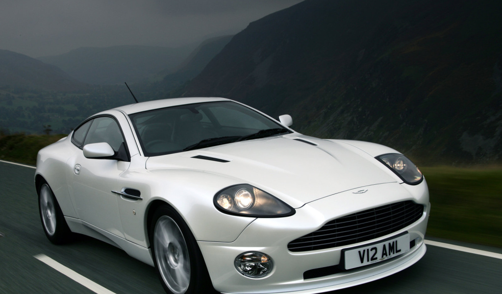 Автомобиль марки Aston Martin модели v12