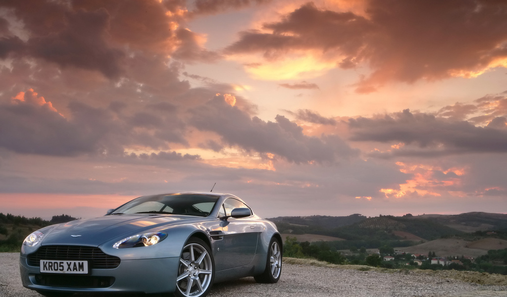 Автомобиль марки Aston Martin модели v8 vantage