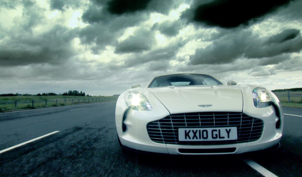 Роскошный Aston Martin one 77