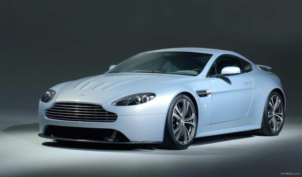 Новый автомобиль Aston Martin v12