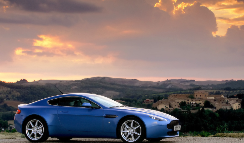 Новый автомобиль Aston Martin v8 vantage