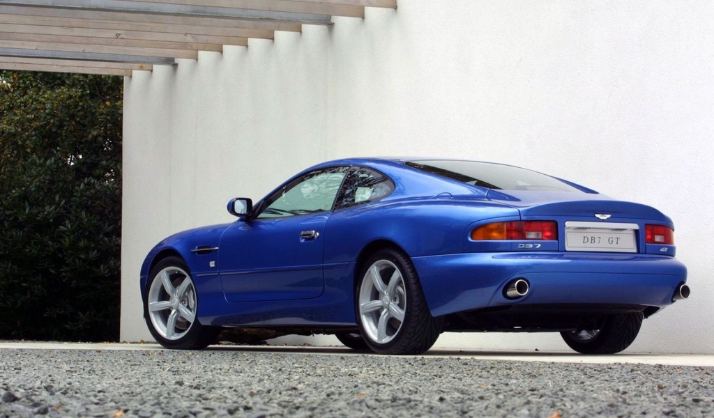 Надежный автомобиль Aston Martin db7