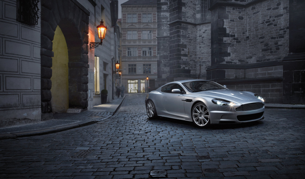 Надежная машина Aston Martin dbs