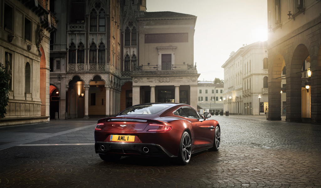 Надежный автомобиль Aston Martin 2013