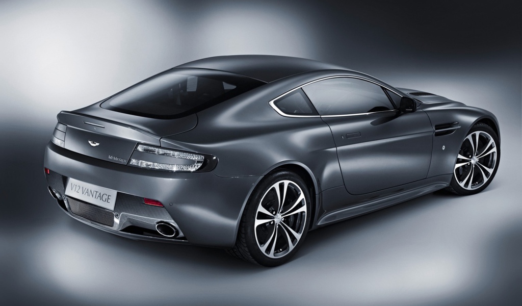 Надежный автомобиль Aston Martin v12