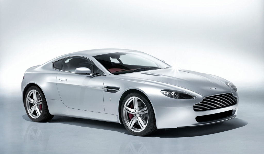 Надежная машина Aston Martin v8 vantage