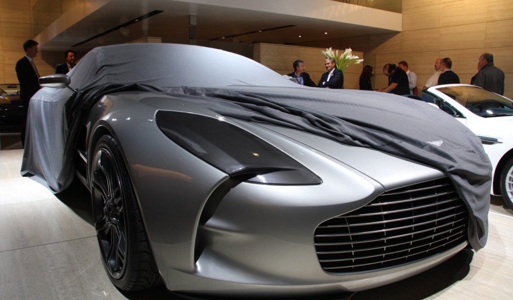 Серебристый Aston Martin one 77