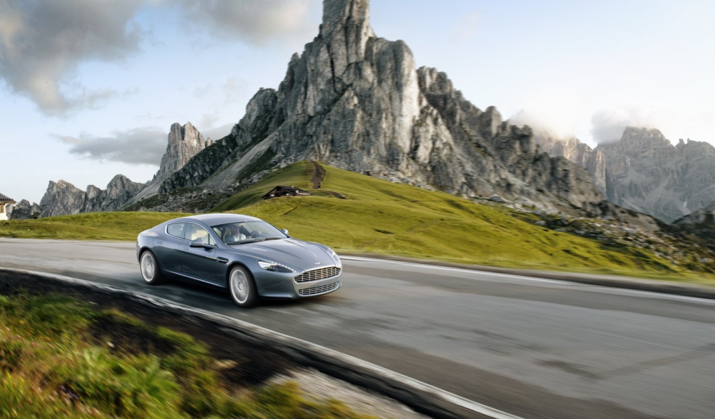 Надежная машина Aston Martin rapide