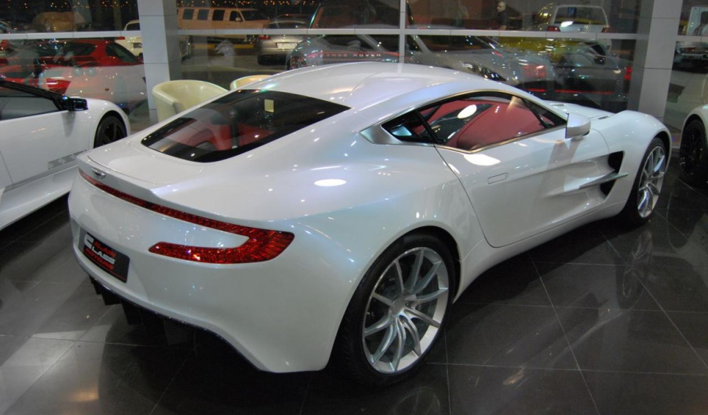 Белый Aston Martin one 77